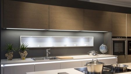 Светодиодная подсветка под шкафы для кухни: какой бывает и как выбрать?