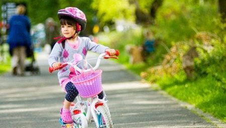 Как выбрать велосипед для девочки 4 лет?