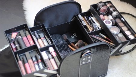 Набор косметики для макияжа в чемоданчике