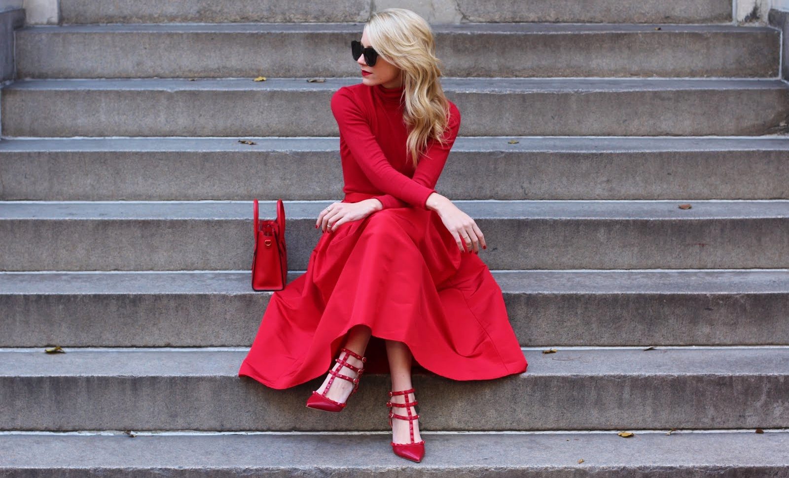 Девушка Одевает Красное Платье
