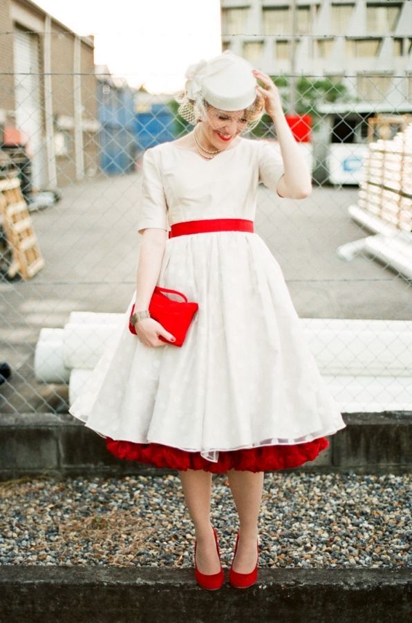 Белое Платье Белые Туфли Красный Пояс