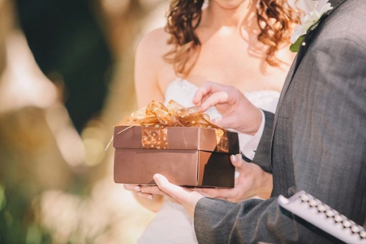 Что дарят на венчание и годовщину: что можно подарить молодым или взрослой паре, какой подарок выбирают друзья, родители, родственники, дарят ли цветы и деньги