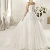Свадебное платье-бюстье с цветочными элементами