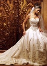 Пышное свадебное платье со стразами