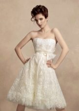 Короткое кружевное свадебное платье цвета айвори
