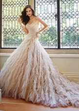 Свадебное платье кремового цвета
