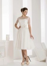 Короткое свадебное платье от Василькова с рукавом