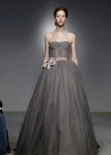Свадебное платье от Веры Вонг из коллекции 2012 серое пышное