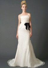 Свадебное платье от Веры Вонг из коллекции 2011 с черным поясом
