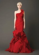 Красное свадебное платье от Веры Вонг  с воланами