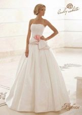 Свадебное платье кремового цвета