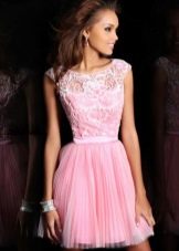 розовое платье с кружевным верхом