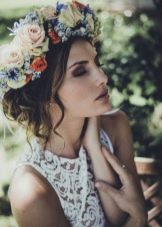 Прическа с живыми цветами к свадебному платью
