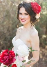 Прическа с живыми цветами к свадебному платью