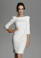 Белое платье-футляр с рукавами в три четверти