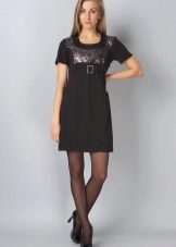 Черное платье с завышенной талией средней длины