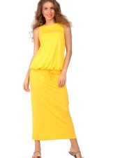Желтое трикотажное платье