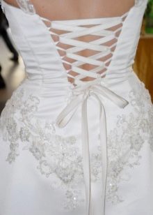Свадебное платье с открытым корсетом
