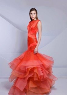Красное вечернее платье с многослойной юбкой