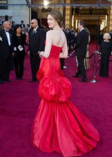 Вечернее красное платье с открытой спиной Эн Хеттеуэй