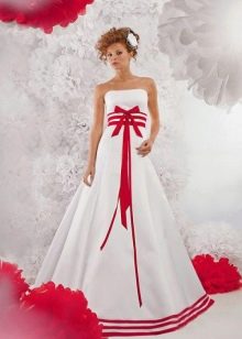 Свадебное платье с красными лентами