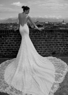 Свадебное платье с кружевным шлейфом