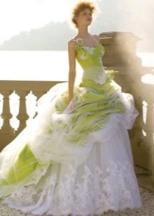 Бело-зеленое свадебное платье