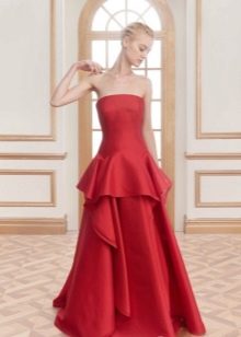 Яркое красное платье 