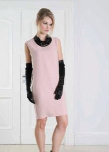 розовое платье футляр