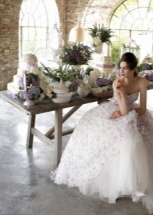 Красивое свадебное платье с цветочным принтом