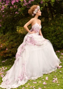 Красивое свадебное платье с цветочным принтом