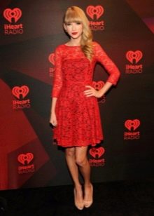 Красное кружевное платье А-силуэта