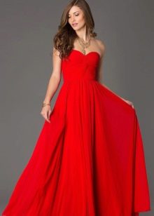 Красивое длинное красное платье с корсетом