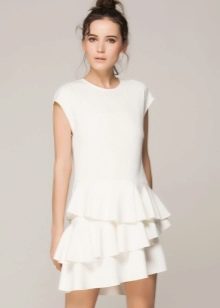 Белое платье с воланами на юбке