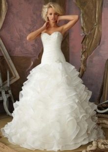 Пышное свадебное платье с воланами