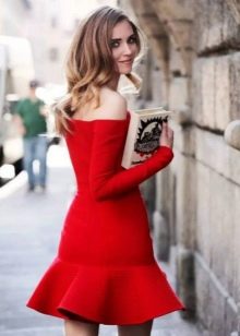 Красное платье с воланом по низу юбки
