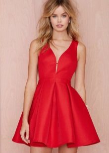Красное расклешенное платье