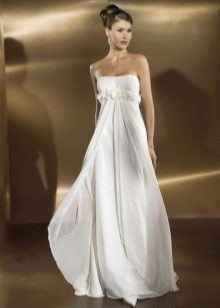 Свадебное платье с завышенной талией  с открытым декольте