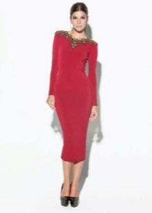 Красное трикотажное платье футляр