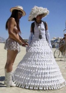 Платье из вилок пластиковых