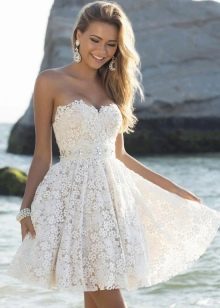 Белое кружевное платье-бюстье с юбкой солнце