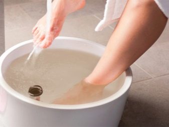 Чем полезны ванночки для ног с морской солью