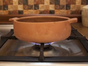 Каким свойством глины пользуется гончар при изготовлении глиняной посуды