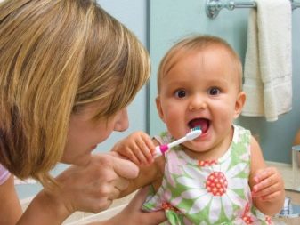Как и чем почистить зубы ребенку 1 год thumbnail