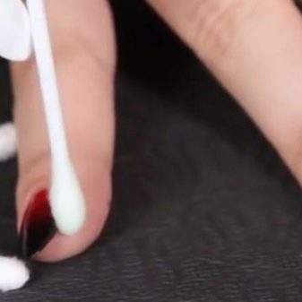 Чем стирать гель лак вокруг ногтя