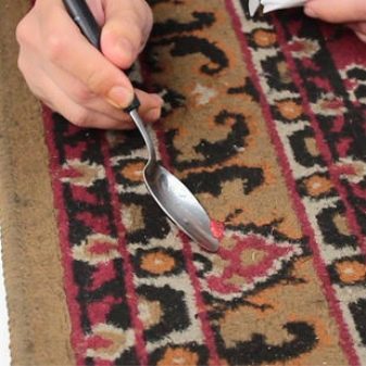 Как отмыть пятно от лака на ковре