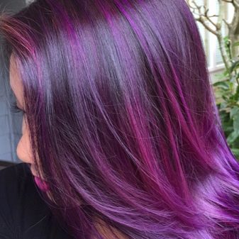 Девушка с фиолетовыми волосами в полный рост