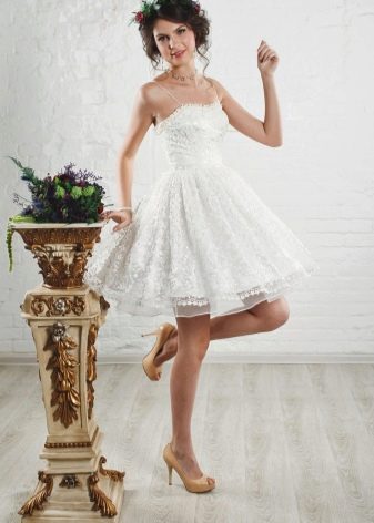 Короткое кружевное свадебное платье