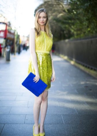 желтое платье с синими аксессуарами