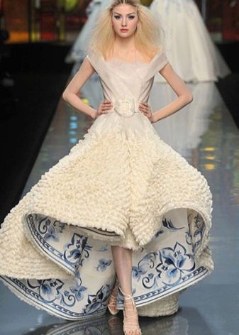 Свадебное платье от Диор короткое спереди
